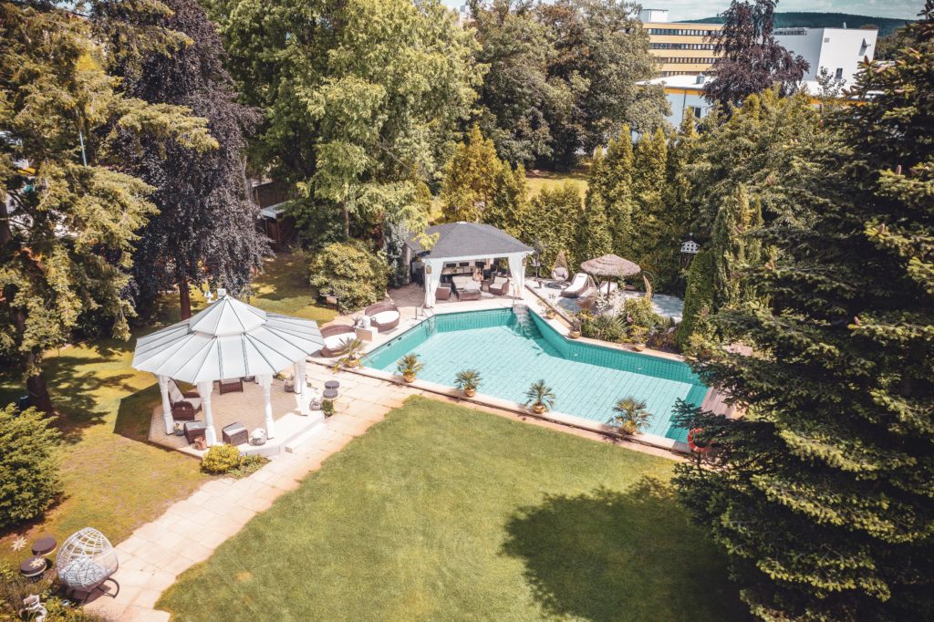 Oase-Garten-Pool-Weiden